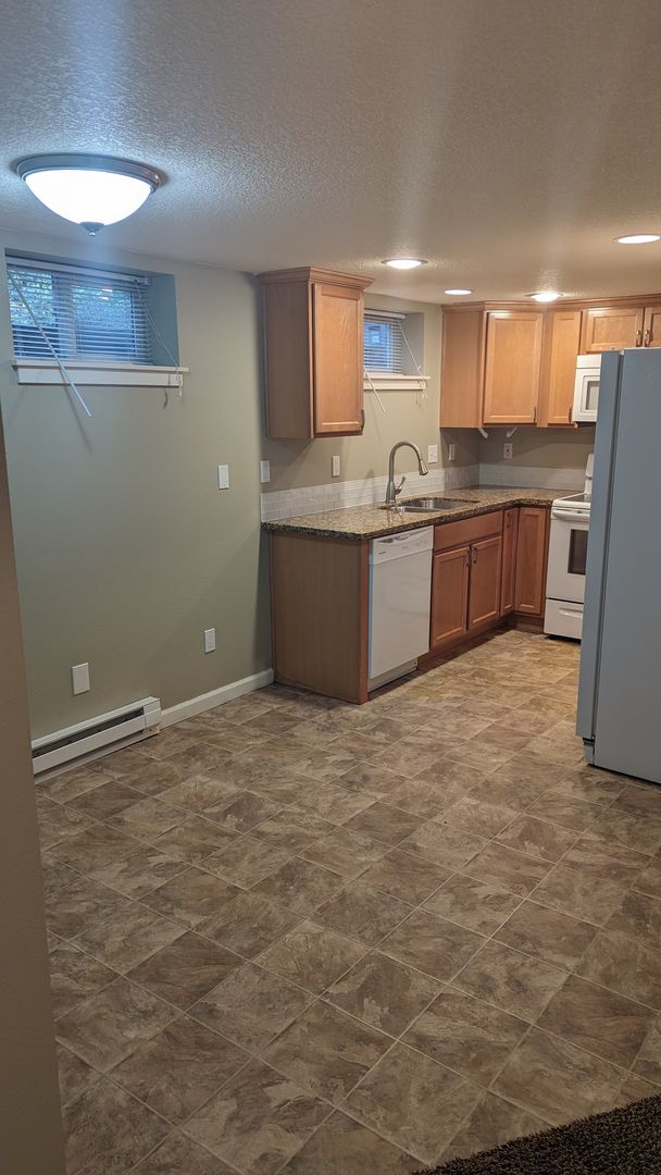 Building Photo - OR112 Unit B