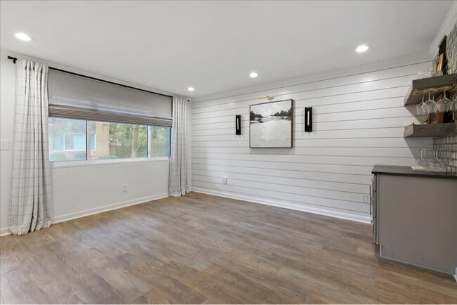 Photo - 100 Biscayne Dr NW