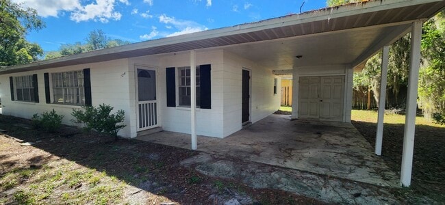 Building Photo - 2-bedroom, 1 bathroom duplex is move-in ready Rental
