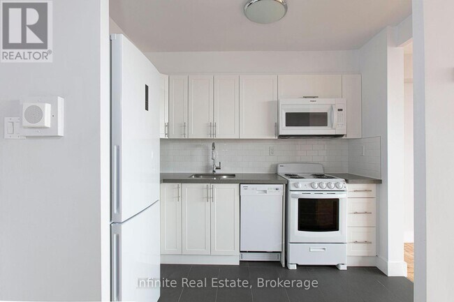 Photo - 666 Spadina Ave. Unit 806