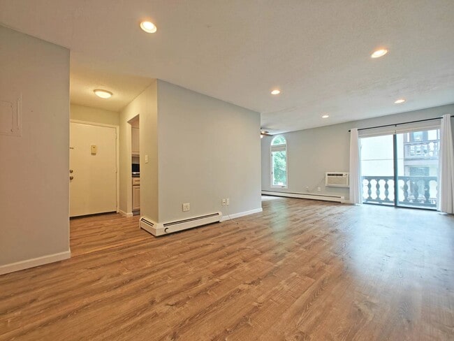 Building Photo - 15 Granada Crescent Unit 15
