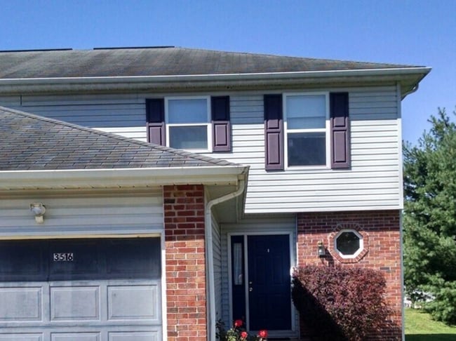 Building Photo - 3 bedroom, 2.5 bath Duplex on Bloomington'... Rental