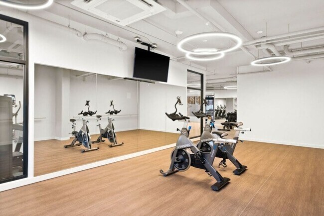 Espacio de estudio para spin y yoga - EdgePoint