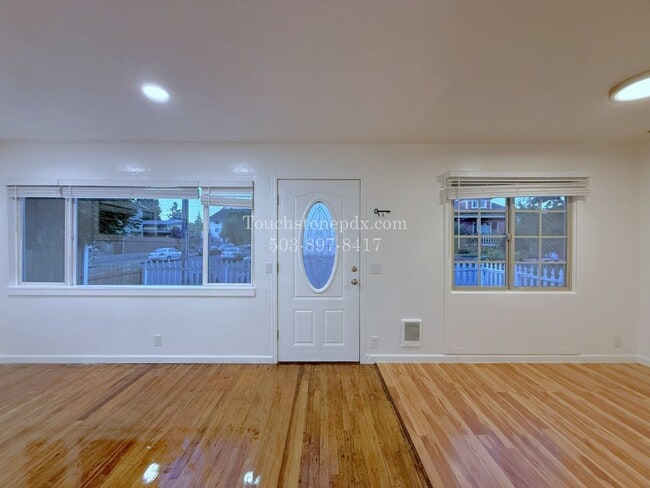 Photo - 535 NE Webster St