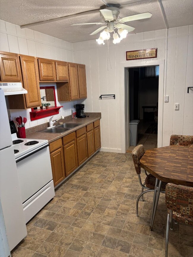 Building Photo - 401 Onyx St Rental