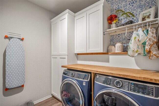 Photo - 210 Bellewood Mnr Dr
