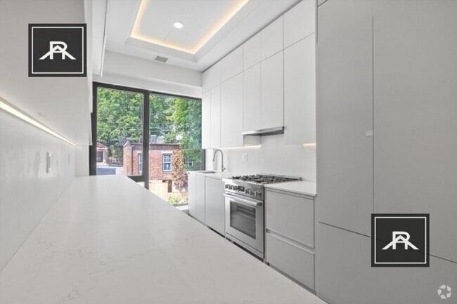 Building Photo - 4 bedroom in Brookline MA 02446 Unit PH1 Rental