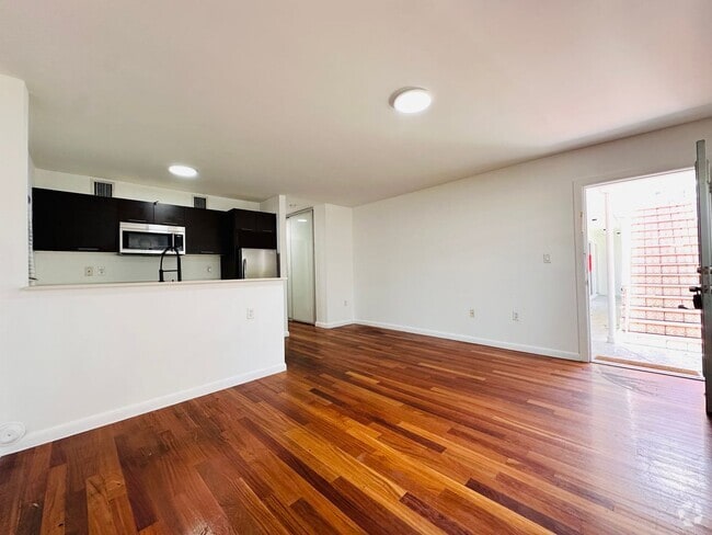 Building Photo - Beautiful garden unit with 1bed/1bath in t... Rental