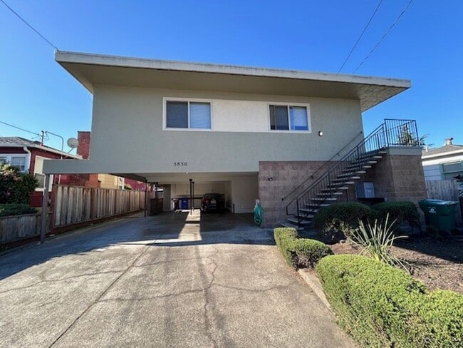Building Photo - Discover this well-maintained 2-bedroom, 1-bath apartment in Richmond Annex Unit C