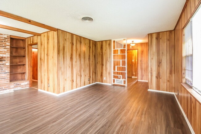 Photo - 901 Westmont Dr