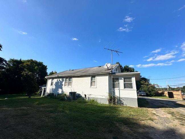 Photo - 6724 Centreville Rd