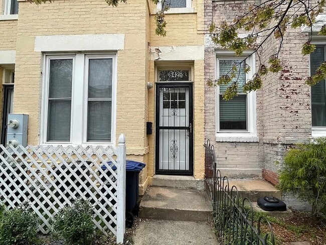 Front - 642 Morton Pl NE Townhome