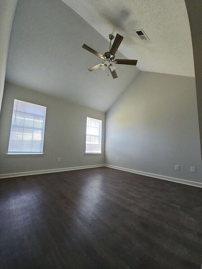 Charming 2 Bed, 2 Bath Home with Fireplace... House Rental in Horn