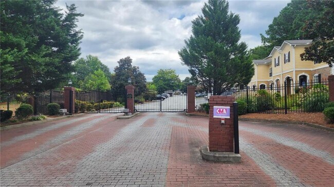 Photo - 622 Summer Pl NW