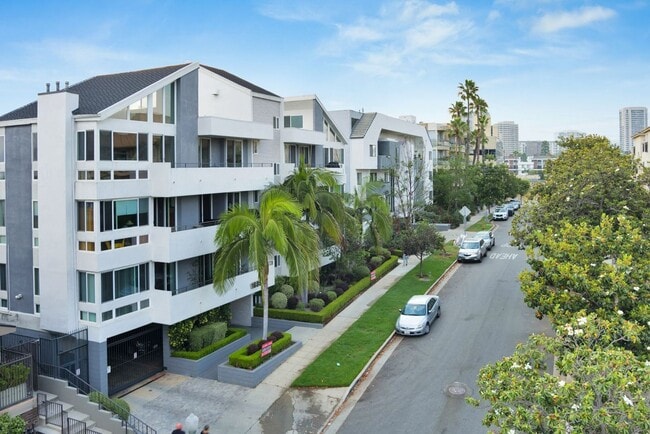 Photo - Holmby Street Luxury Investments LLC