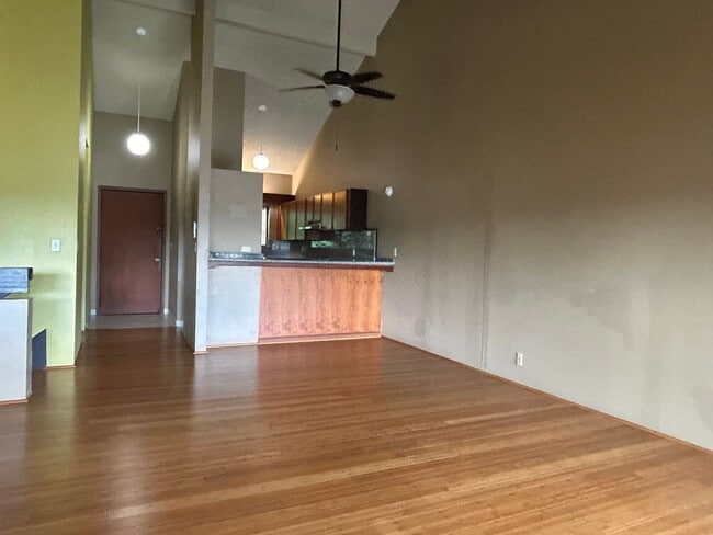 Building Photo - $3890/mo 3 bedroom  2 Baths - spacious, sp...