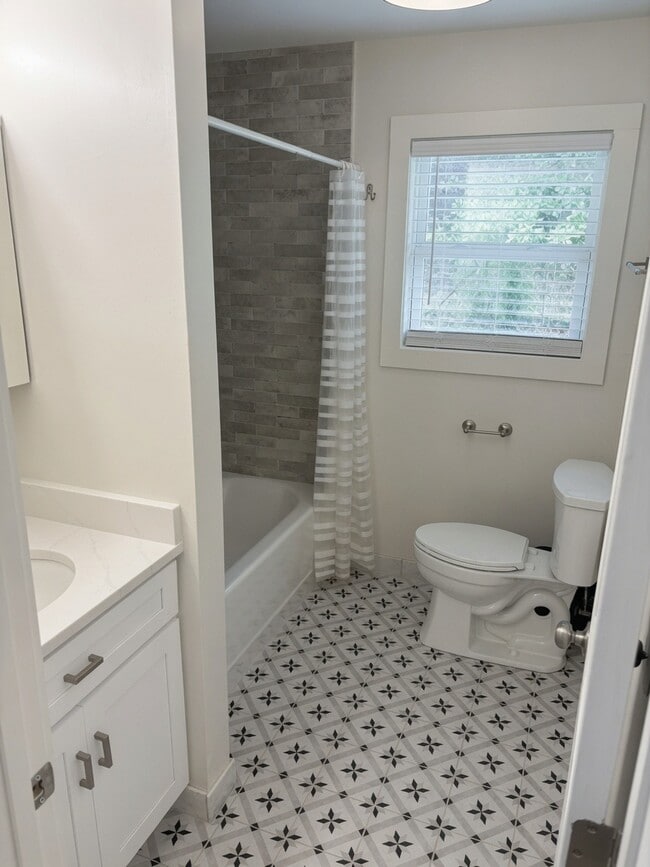 Photo - 1123 White Oak Dr