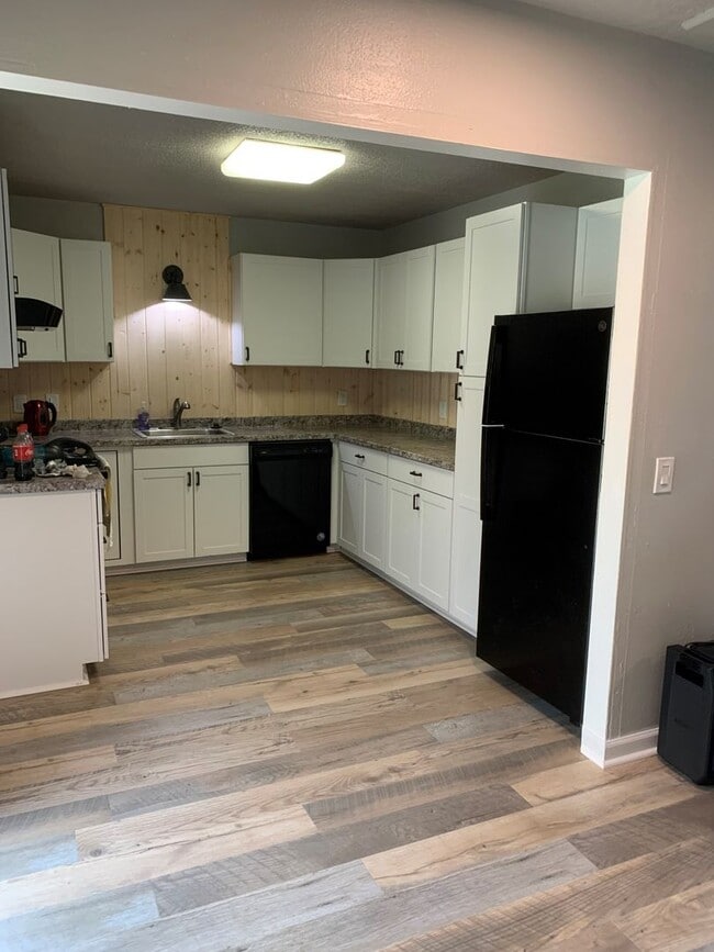Photo - 3 Bedroom House Available in Astoria!