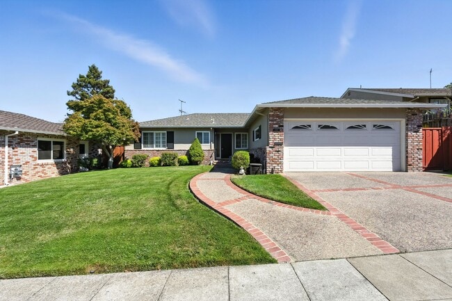 Building Photo - Spacious 2BD/2BA Home with Bonus Huge Room...