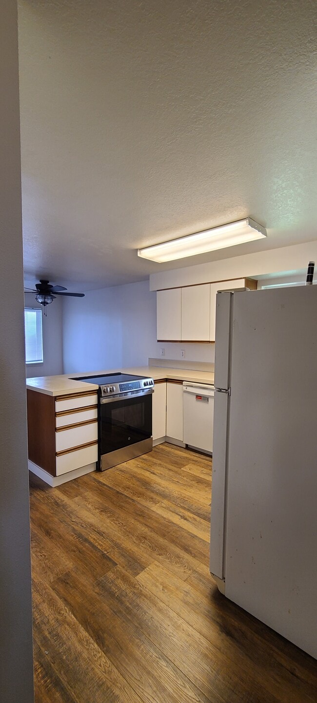 Kitchen and dining area - 442 SW Coast Ave Unit 442