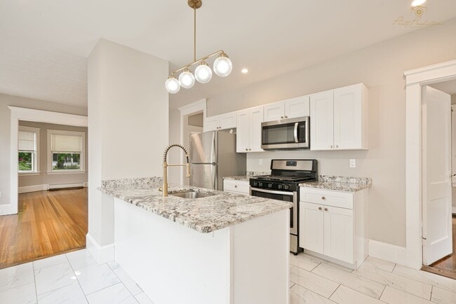 Building Photo - Completely renovated studio with all utils included AVAILABLE 6/1/2026 Unit #3