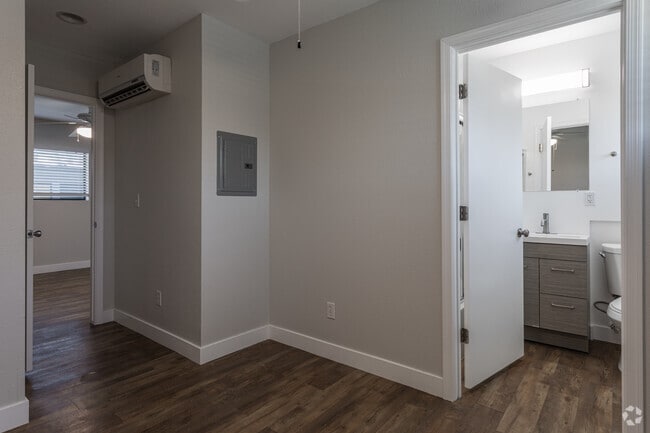 1BR, 1BA - 500 SF
