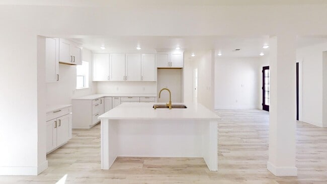 Building Photo - 1129 W 14th St