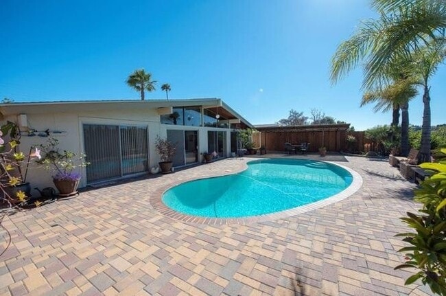 Photo - POOL house! BIG rooms! 8 Bedrooms