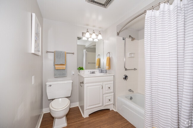 Studio, 1BA - 453SF - Bathroom