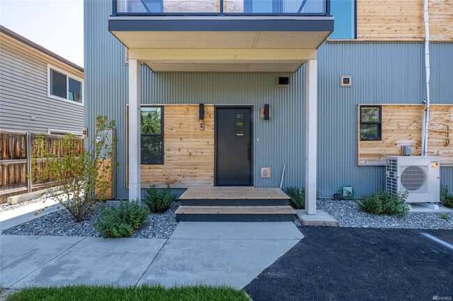 Photo - 113 W Whitman St