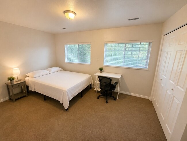 Building Photo - 546 E Delno Dr