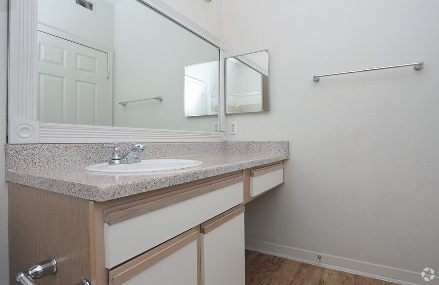 The Verandah at LakePointe Apartments For Rent in Humble, TX