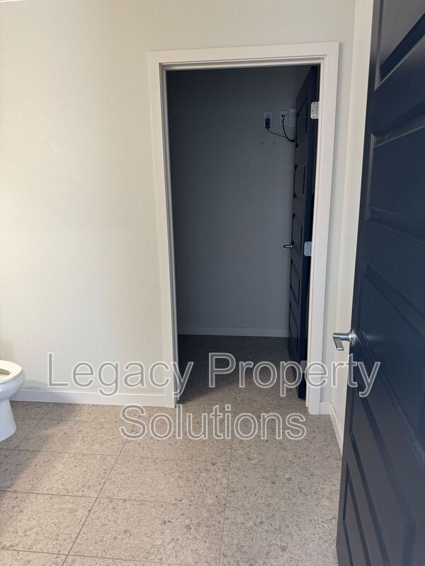 Photo - 208 E Greenfield Ln