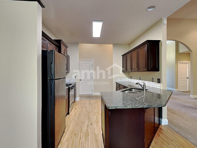 Photo - 824 Daybreak Dr