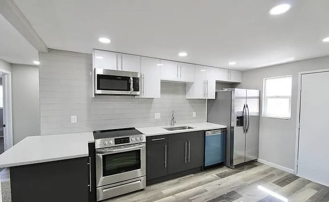 Building Photo - 18244 W 3rd Pl Unit 2