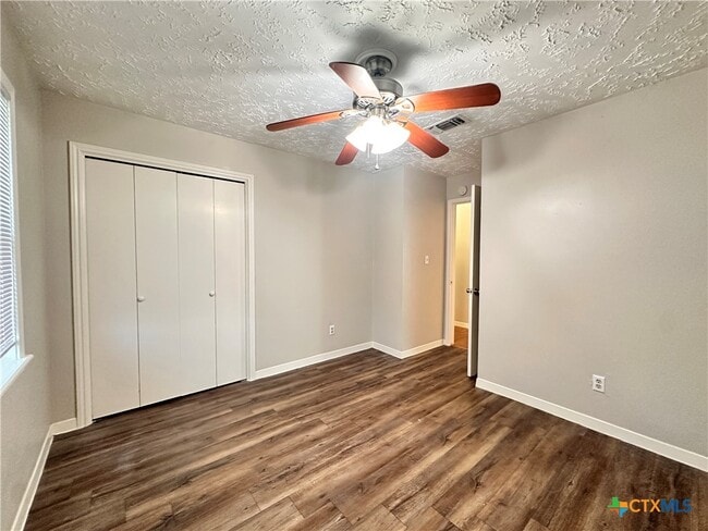 Building Photo - 906 N LBJ Dr Unit 4
