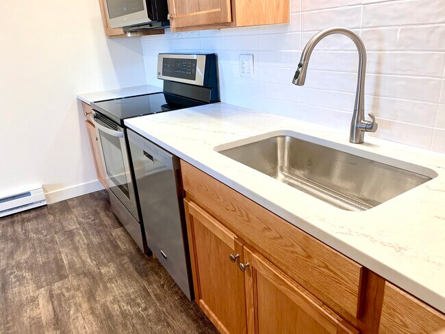 Photo - 2020 W Plum St
