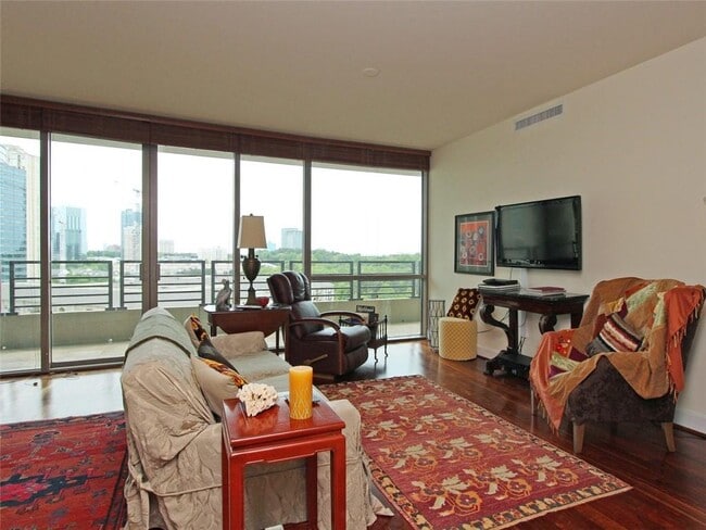 Photo - 700 Park Regency Pl NE