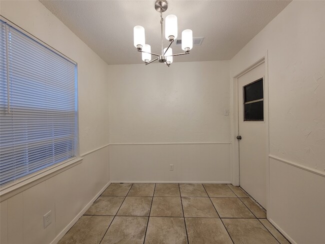 Photo - 2013 Victoria Dr