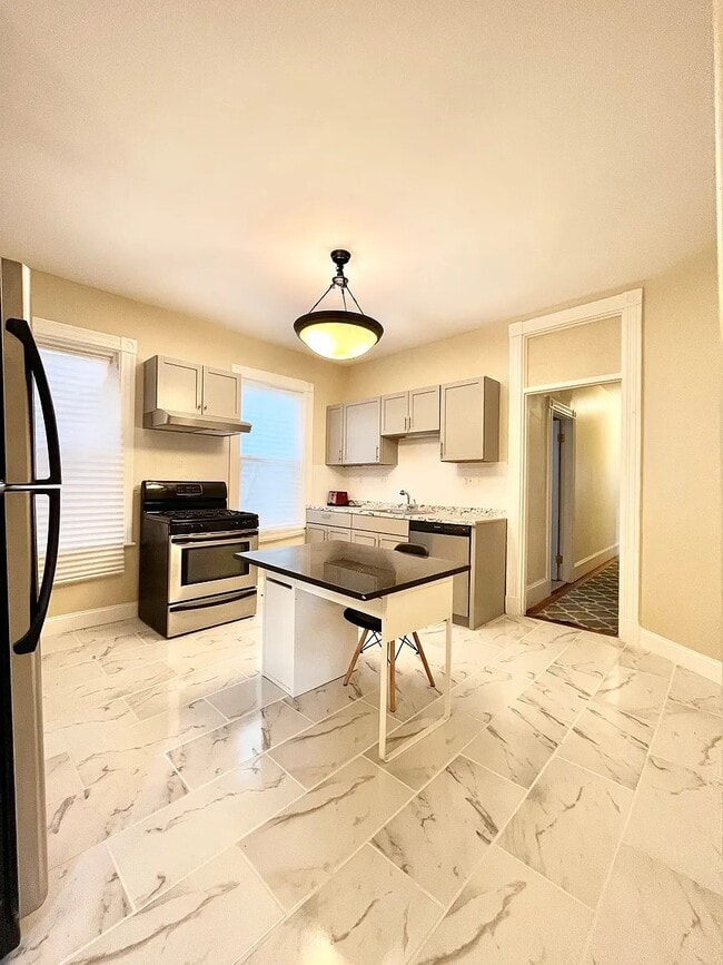 Building Photo - 10 Bucknam St Unit 1