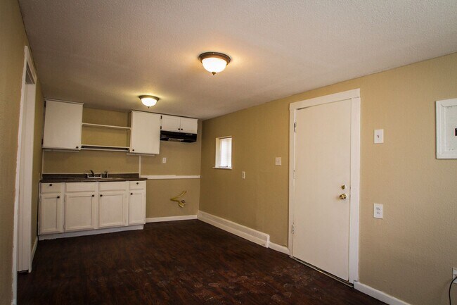 Photo - 924 St James St Unit 2