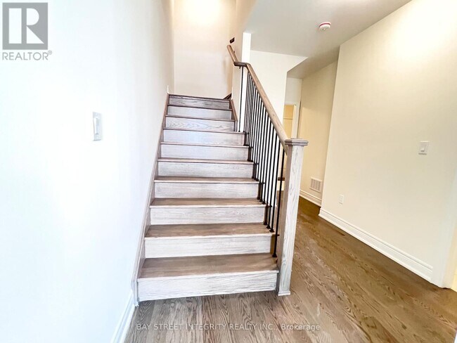 Photo - 139 Berczy Grn Dr