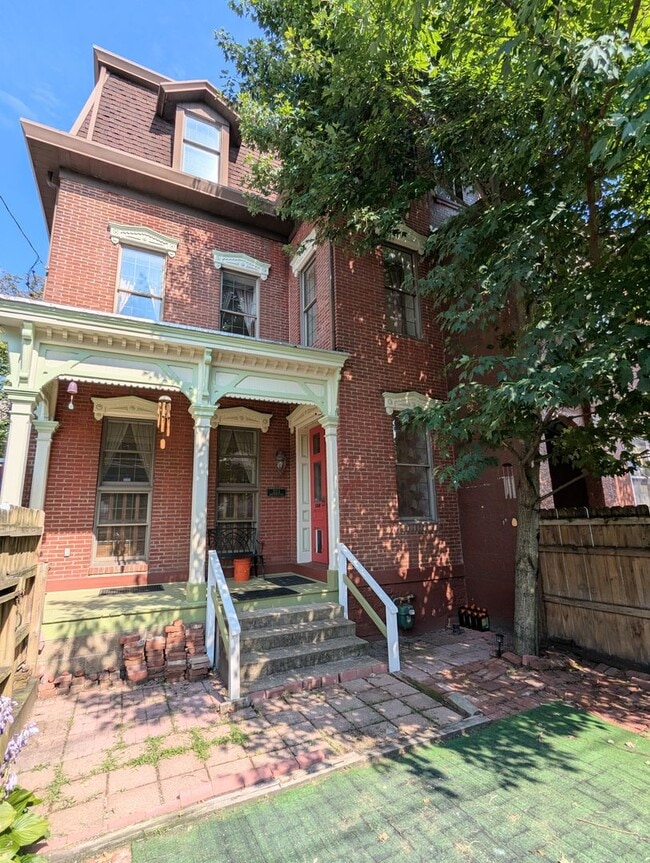Building Photo - Unique 3 Bedroom, 2.5 Bathroom Single Family Home (Shadyside)