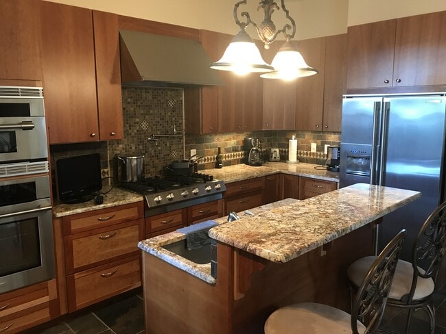 Photo - Beautiful 3 Bed / 2.5 Bath Summit Ave Cond...