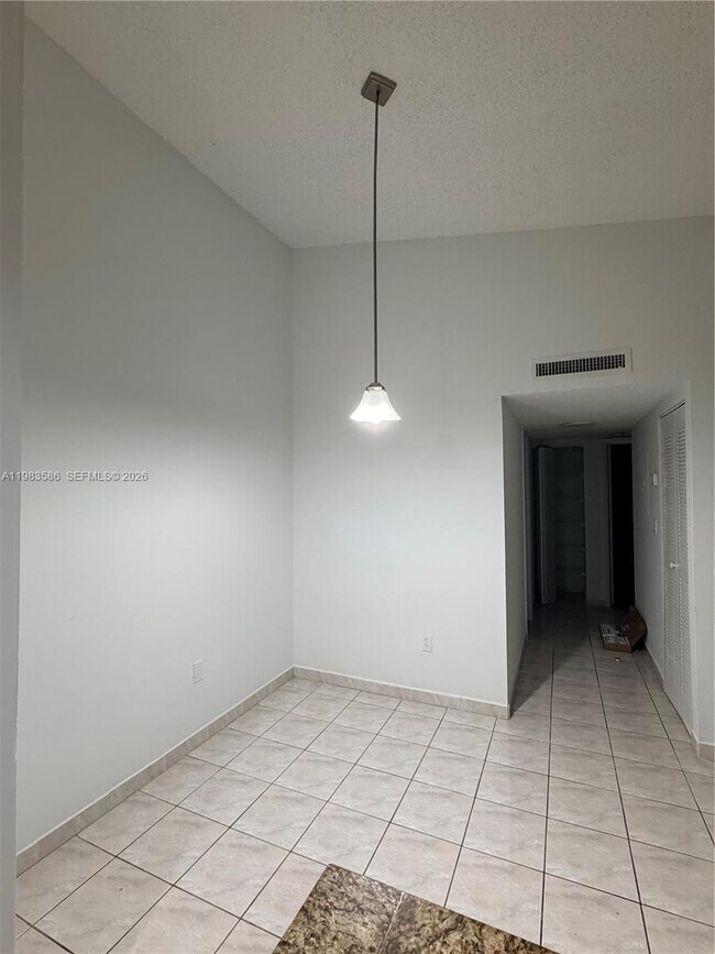 Photo - 927 NE 199th St Unidad 206