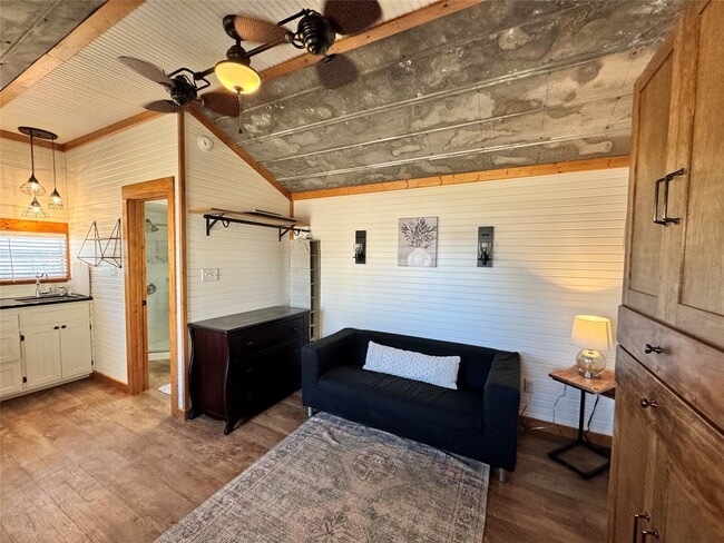 Photo - 6055 Trackside Rd