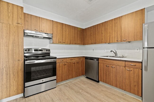 Building Photo - Carlyle Tower Apartments - Southfield, MI