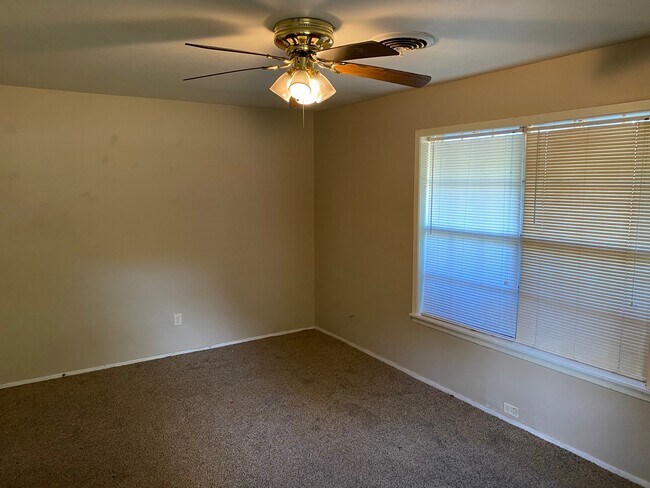 Bedroom - 2000 W Pinecrest Dr Unit Pinecrest A