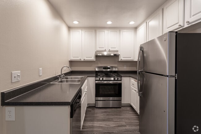 1BR, 1BA - 710 SF