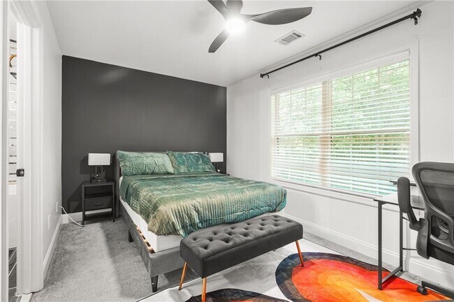 Photo - 545 Elmwood Rd NW